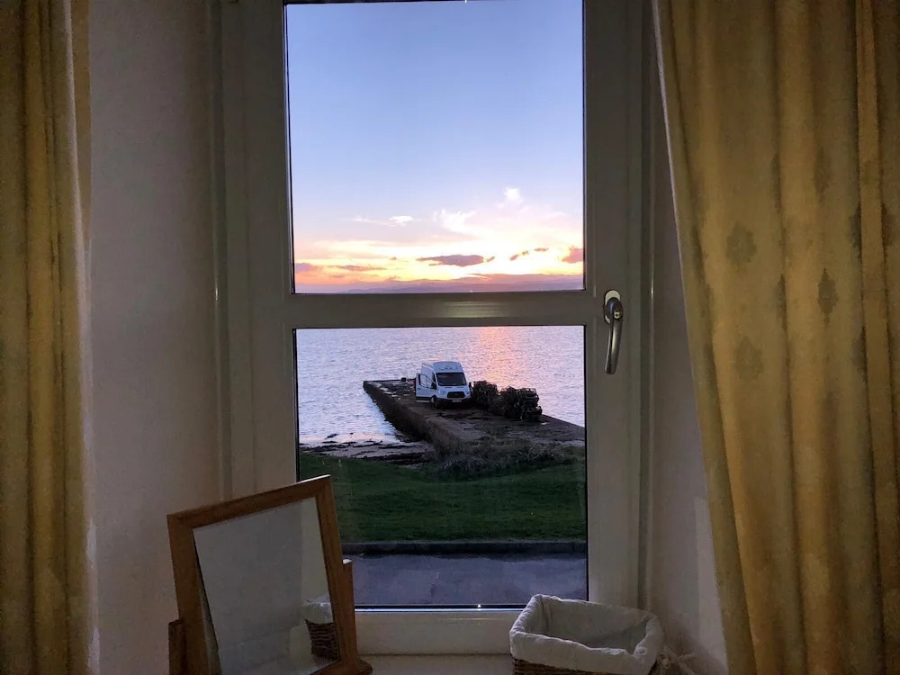 Petfriendly-beachfront-sunsetfacingsunporch-garden