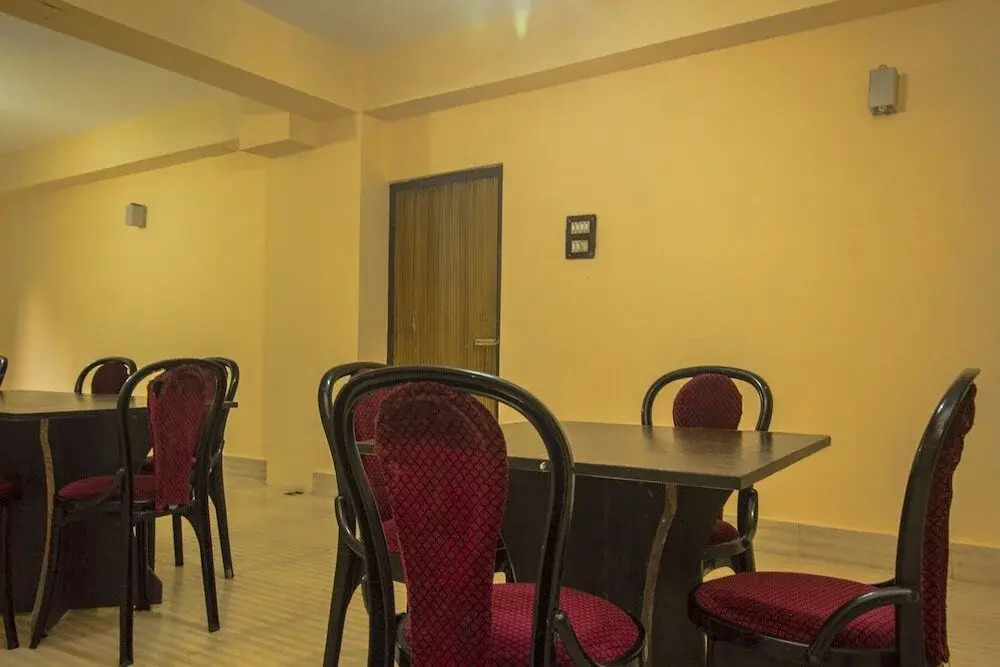 Hotel Golden Shangrila By OYO Rooms