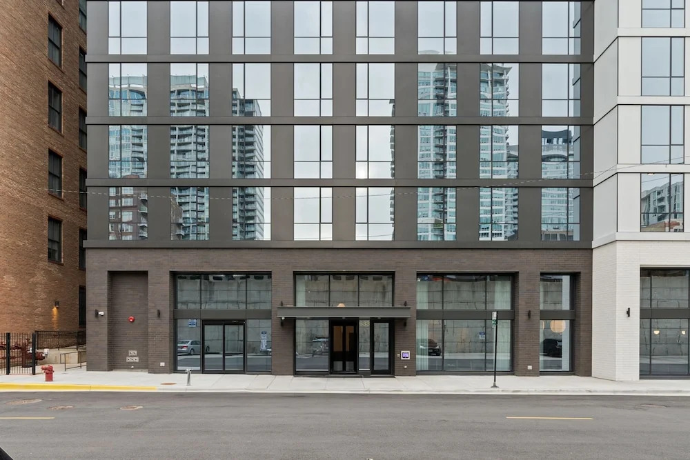 Luxury 3 Bed 3 Bath High Rise With Gym Amenities