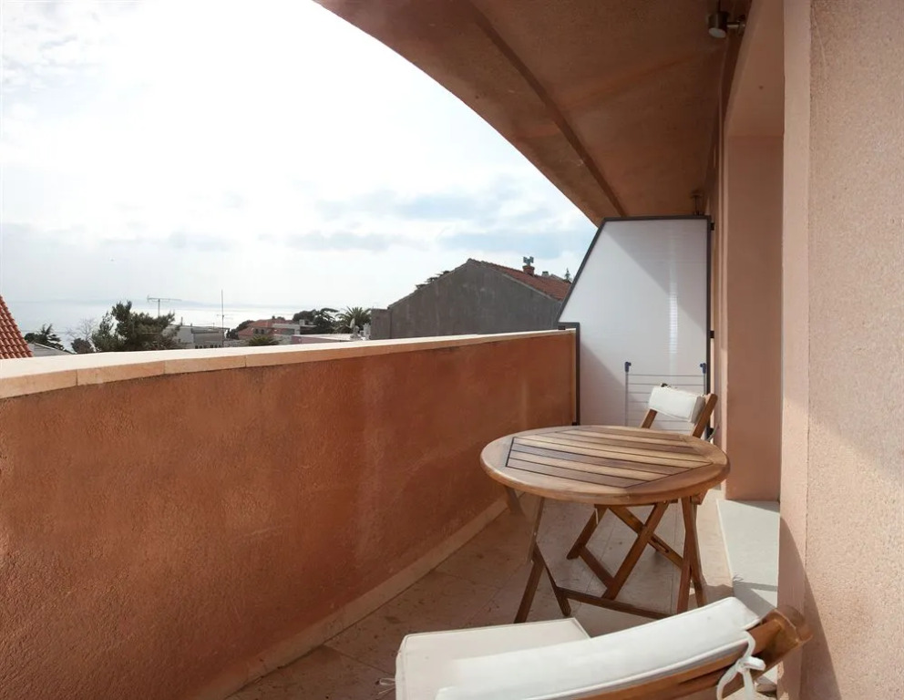 Cro Jet Set Palace