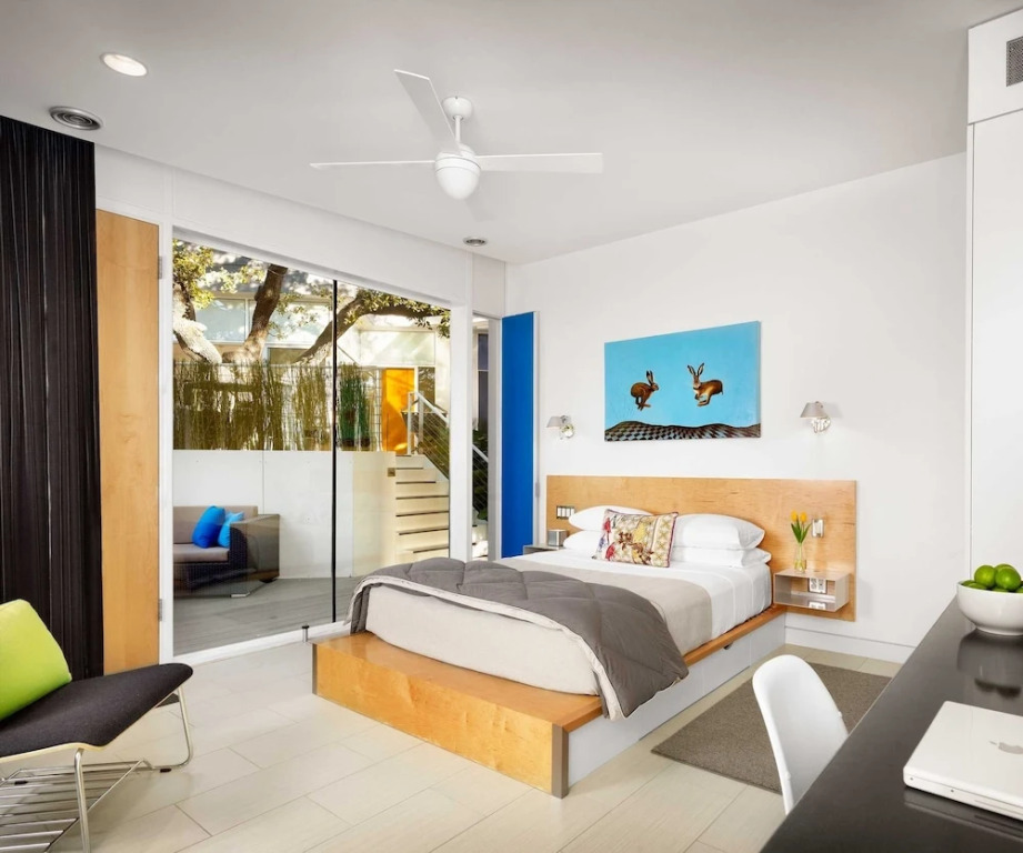 The Above Atx Modern 7 Bedroom Hotel Room