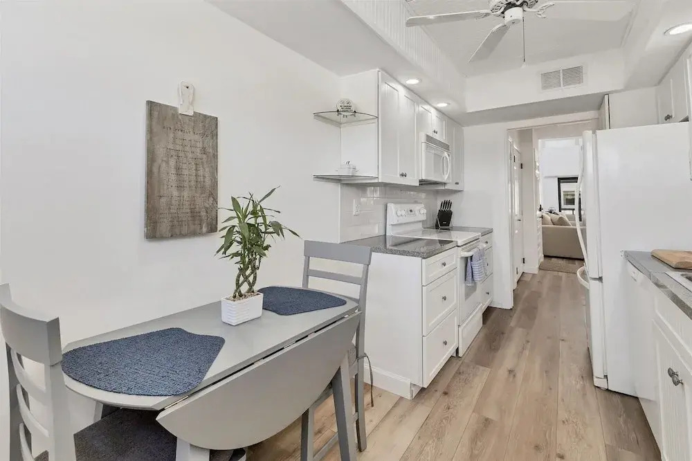 Venice Beach Two Bedroom Private Condo with Community Pool, Gulf Beach Access and Water Views! 2 Condo