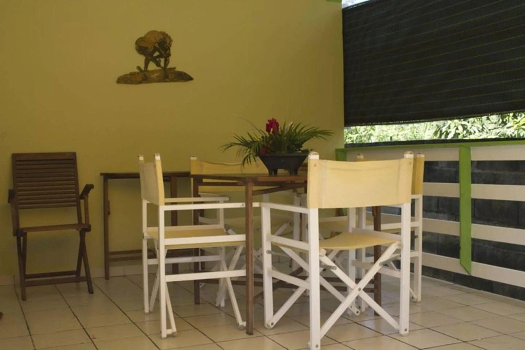 Bungalow charmant à Sainte-Rose avec piscine partagée