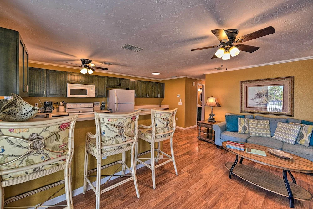 Gulfview Lido Key Gem - Walk to Beach & Shops