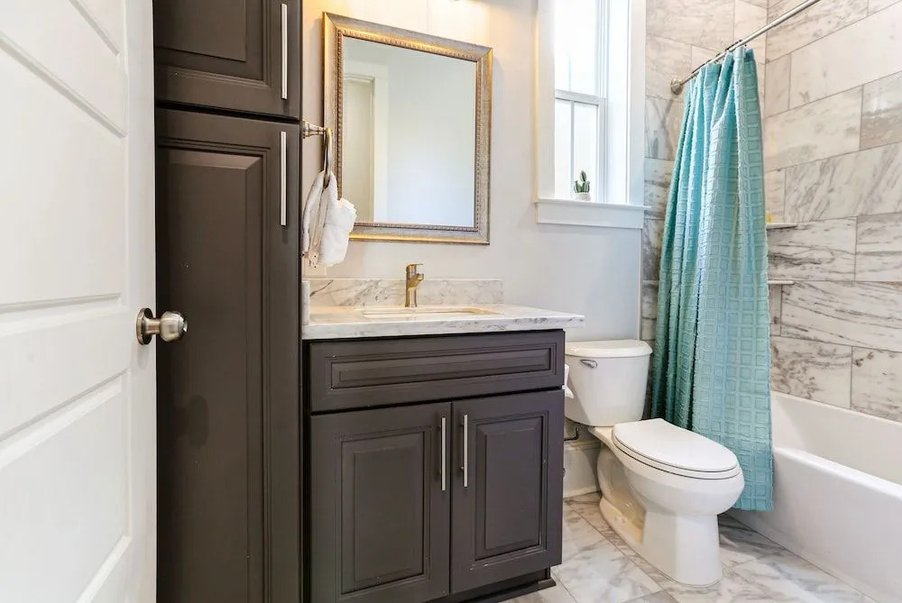 Modern 5 BR Condo - Large Pool - Near Everything