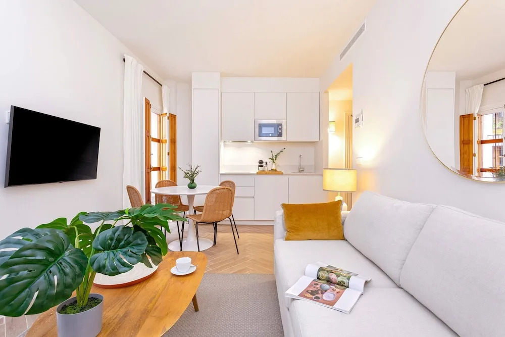 Bright Apartment in Seville Plaza Santa Cruz