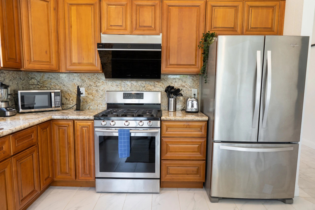 SPACIOUS 4-BEDROOM HOME WITH LARGE YARD AND GARAGE NEAR KNOTT'S BERRY FARM (p67)