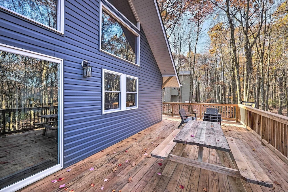 Game Room, Fire Pit and Deck Spacious Poconos Home!