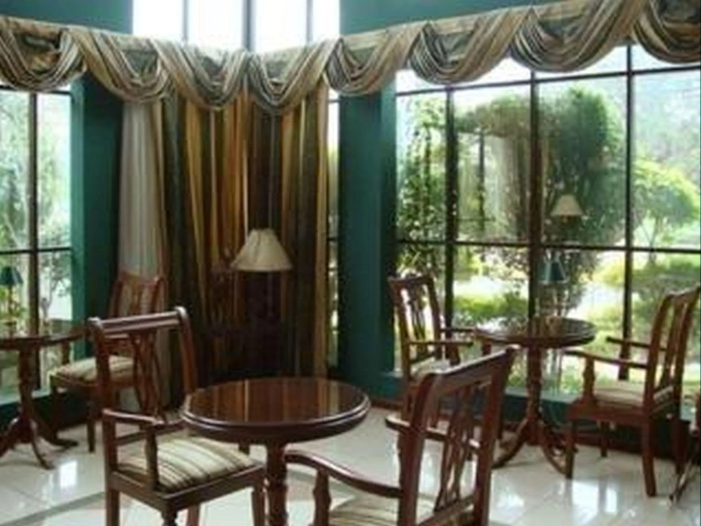 Royal Lodge Hotel