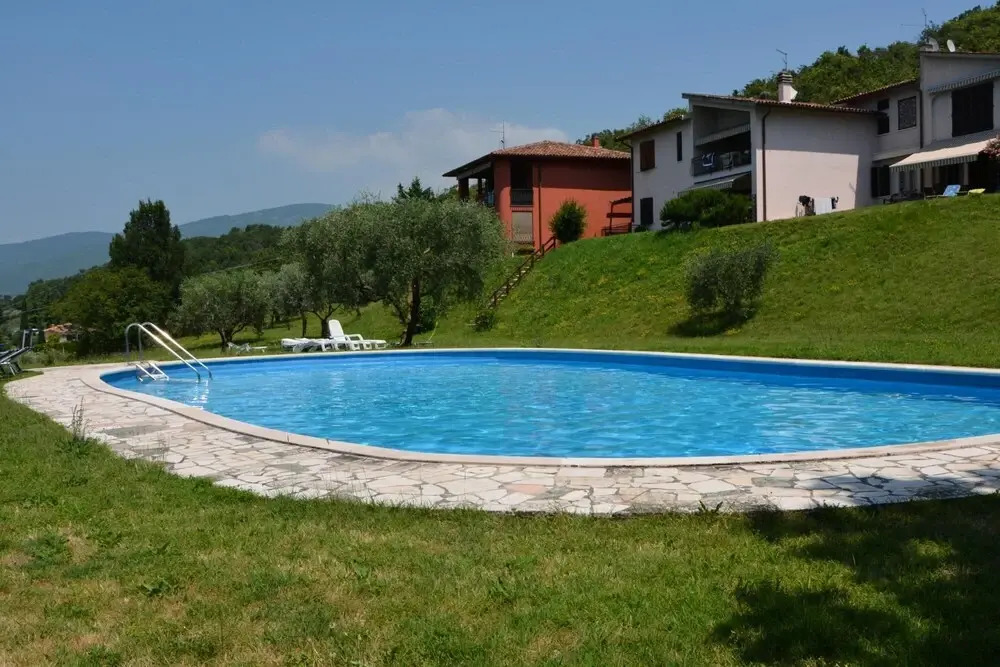 Residence ai Vigneti - 4 Sleeps With A c in Residence With Pool in Bardolino