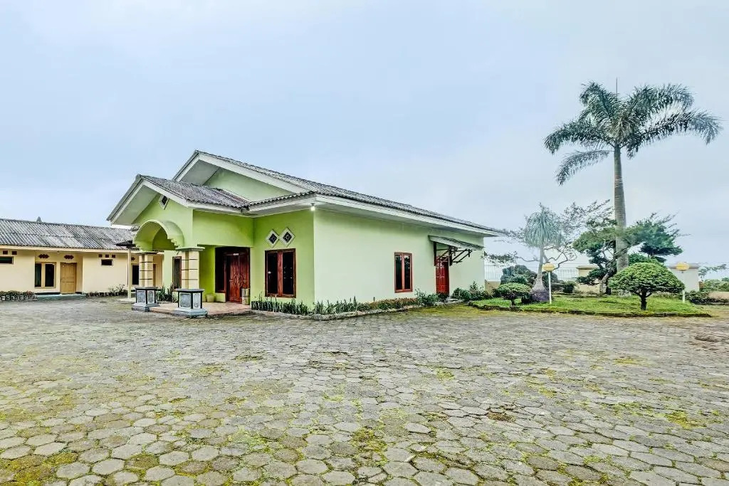 OYO 92406 Hotel Renata 1