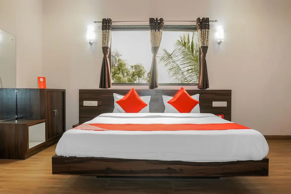 OYO 18815 Bhushan Residency