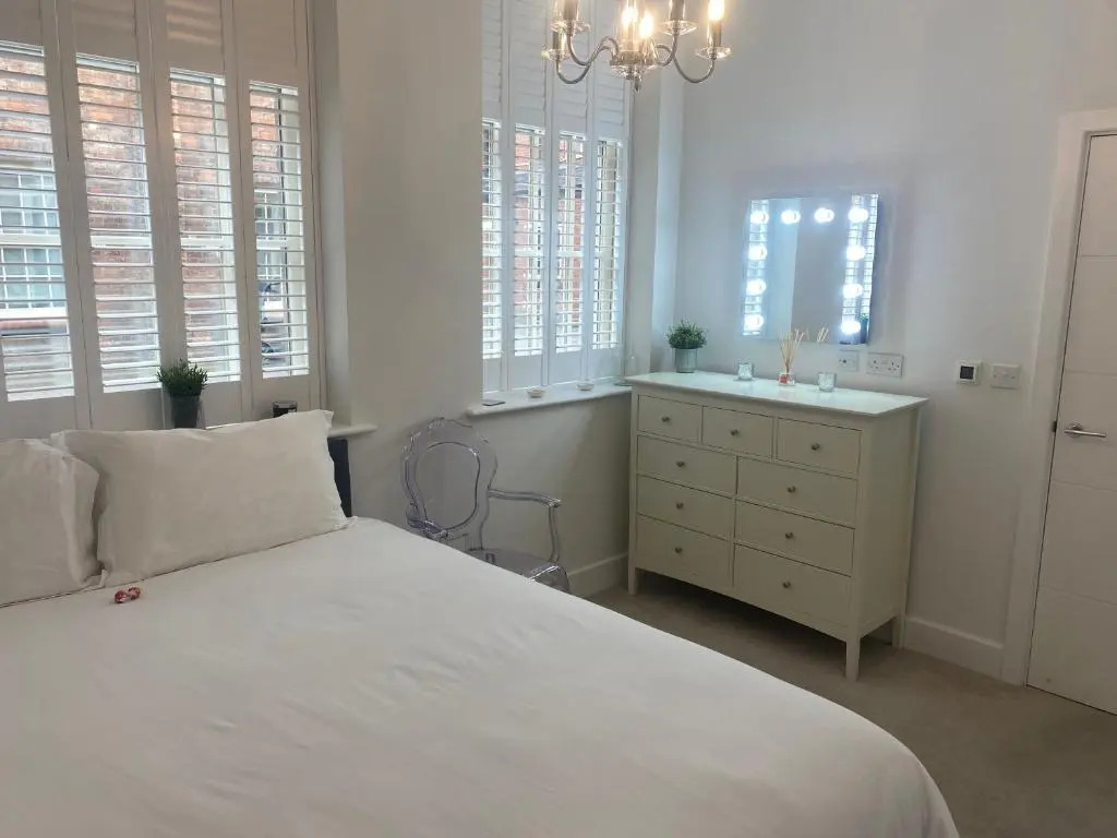 Unrivalled Location Five Star Worcester Apartment