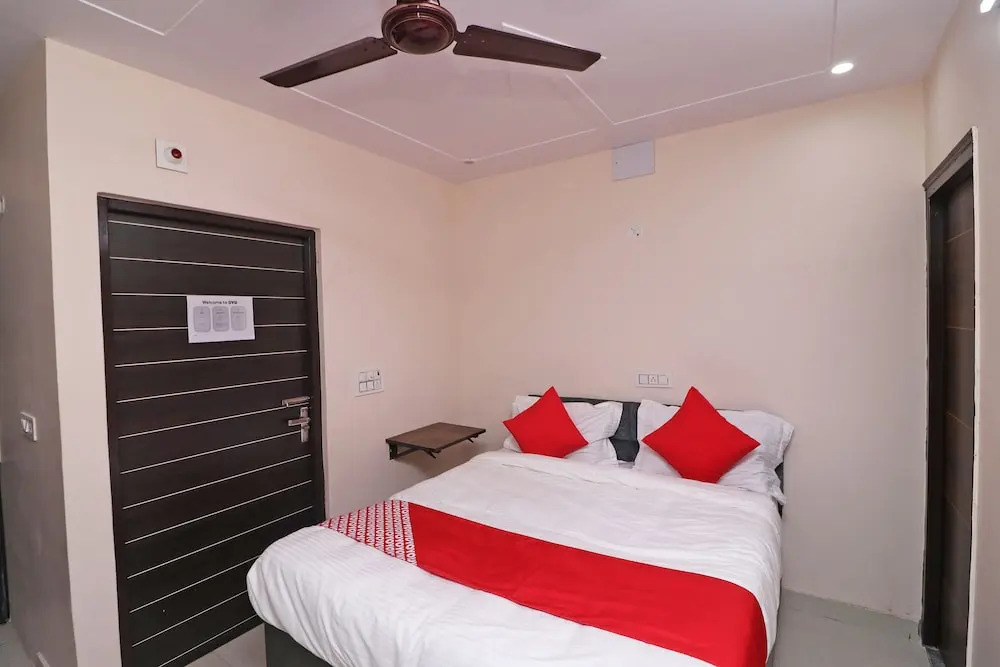 Jaypee Studios by OYO Rooms