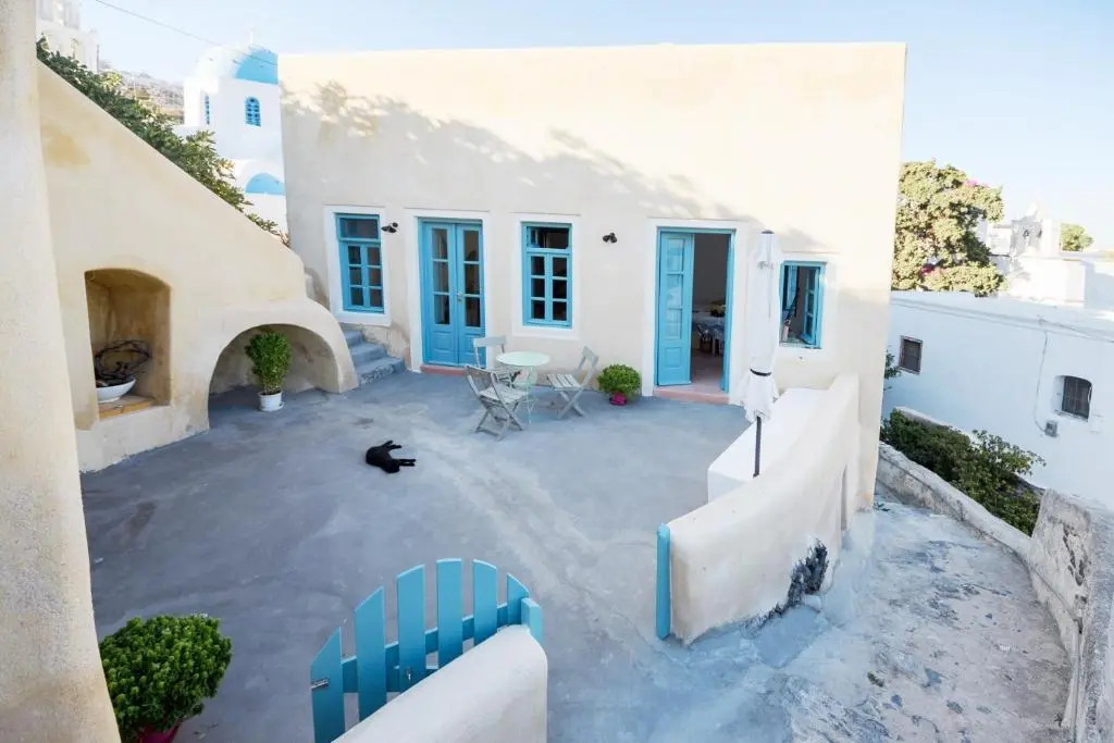 Santorinio Yellow House