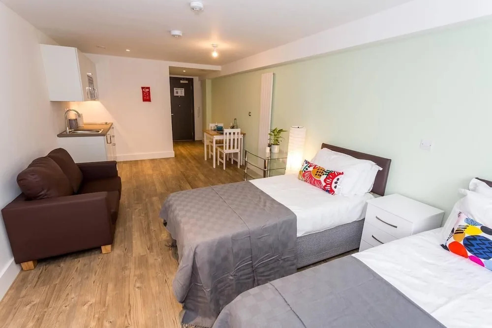 Comfortable studio apartment in central Oldham