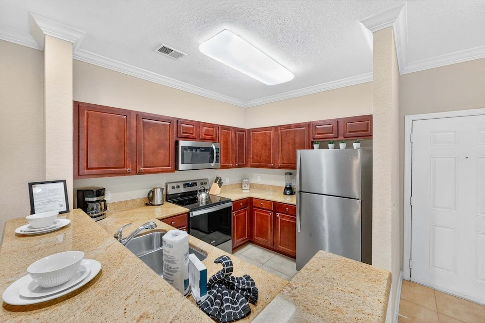 Condo 2BR With Lanai & Shared Pool, hot Tub, gym