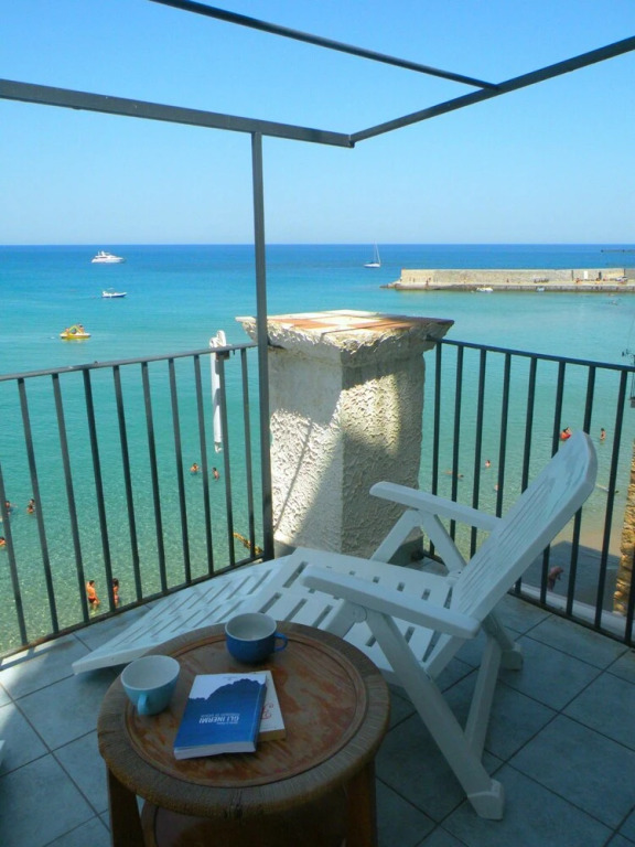 A charming studio apartment with terrace overlooking the sea