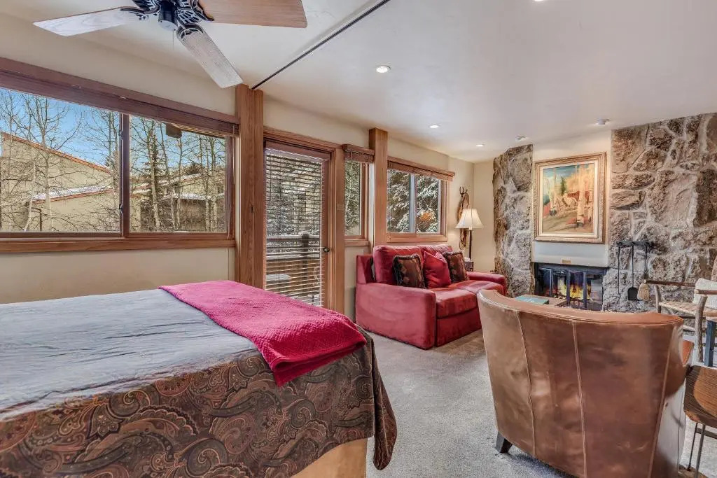 Laurelwood Condominiums Studio Premier Unit 305