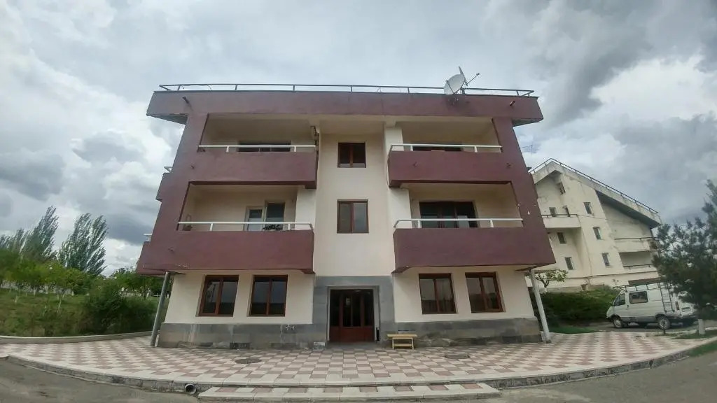 Отель Cross Apartments and Tours