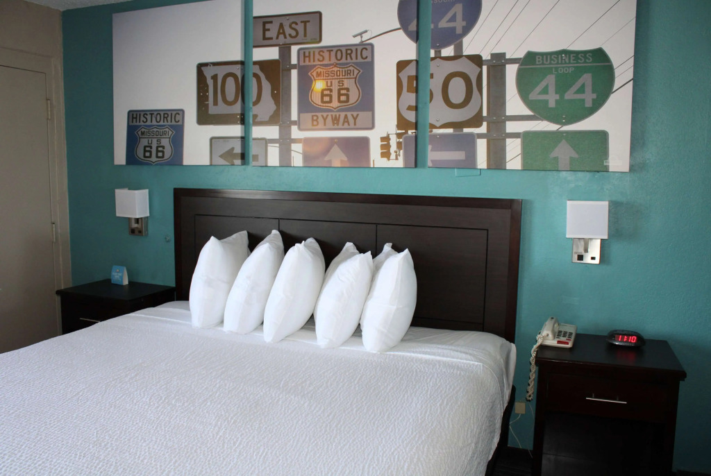 Days Inn & Suites by Wyndham Springfield on I-44