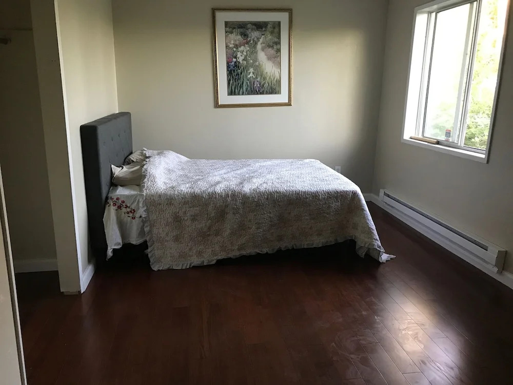 Large Redmond House Close to Downtown