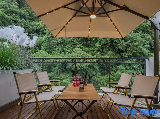 Weijianshan Homestay (Shennongjia Muyuzhen Xiangxi Street Branch)