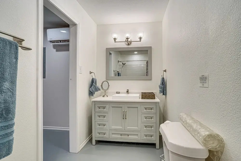 Granbury Cottage, Steps to Lake & Dock!