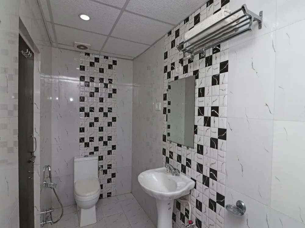 OYO 15169 Hotel Rk Inn