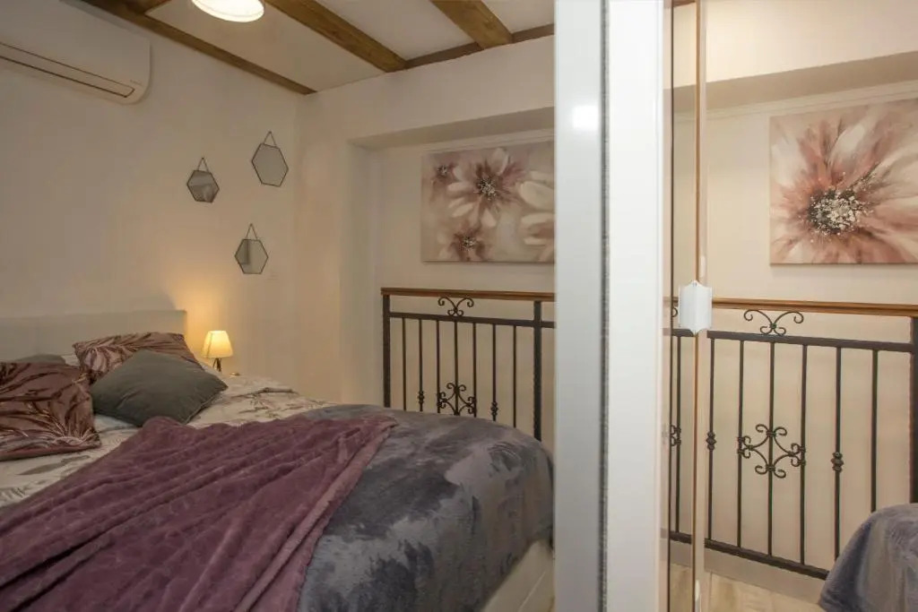 Old Center Cozy Room