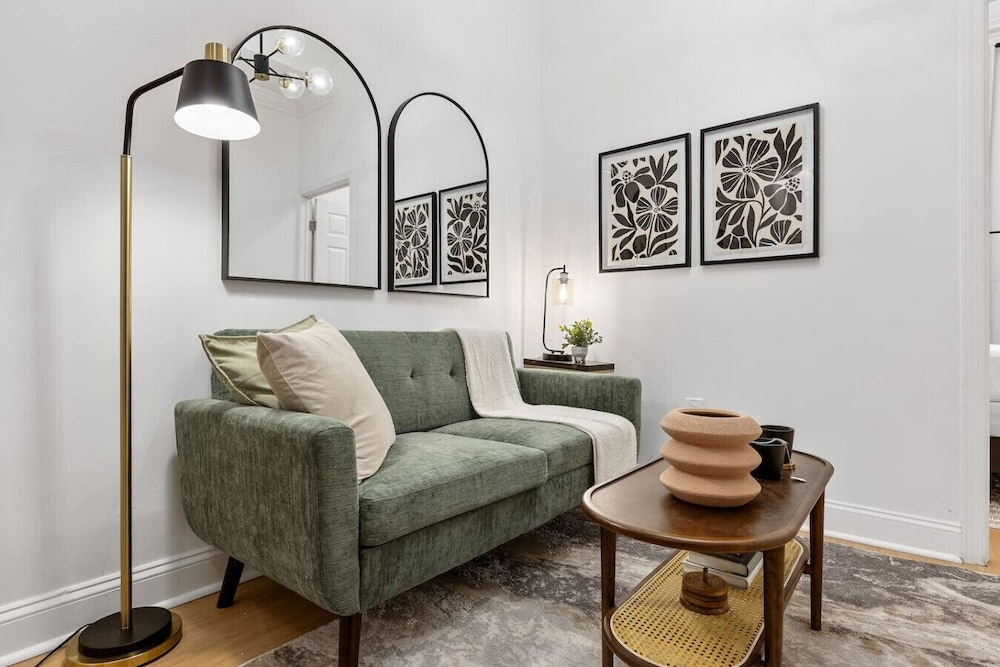 2BR 2BA in Historic Brownstone Near Subway