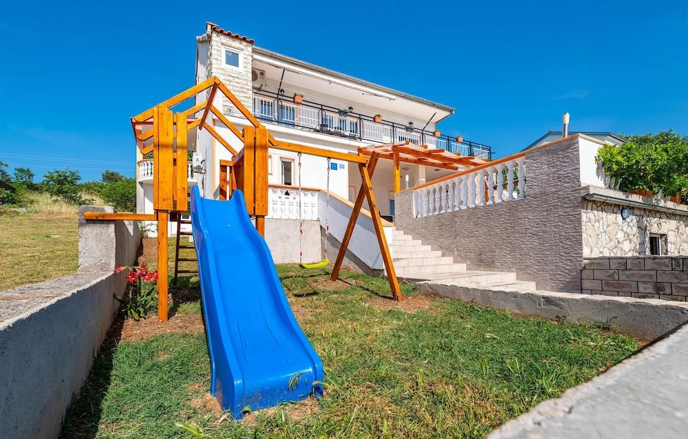 Five-Bedroom Holiday Home In Rovanjska