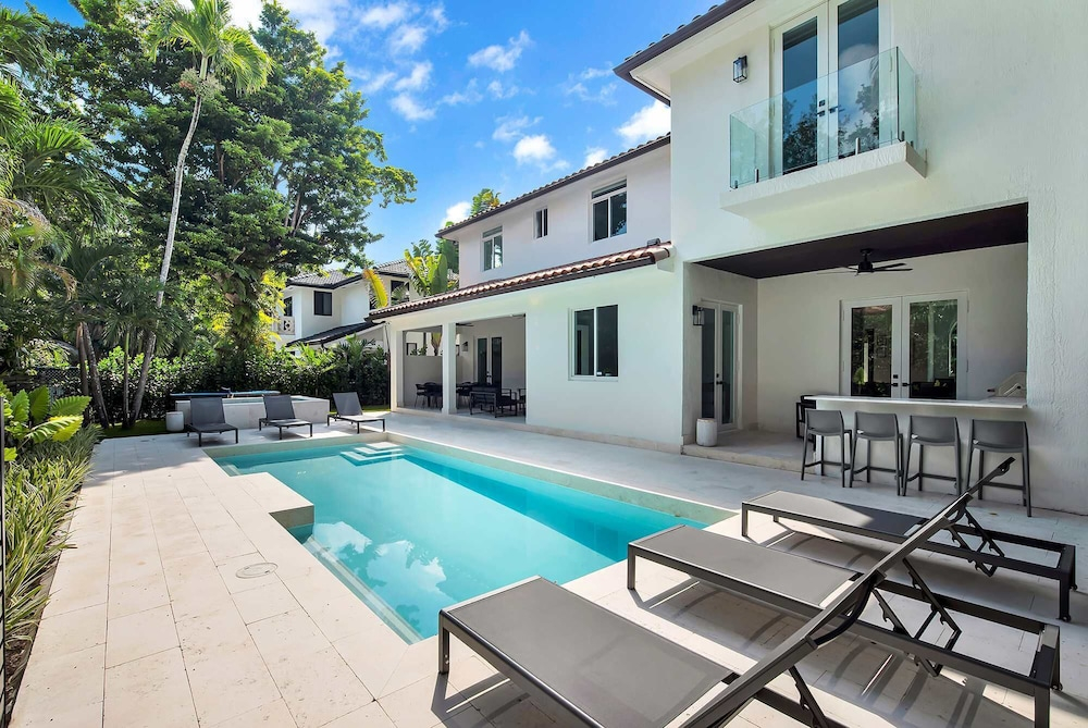 Villa Granada by Rove Waterfront W/pool, Hot Tub