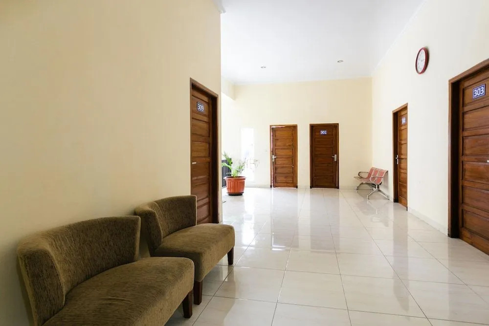 RedDoorz Syariah near Purwosari Train Station