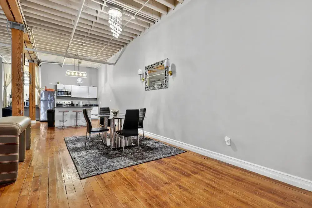 Huge 'man Cave' 2 Mins From Downtown Detroit 1 Bedroom Apts