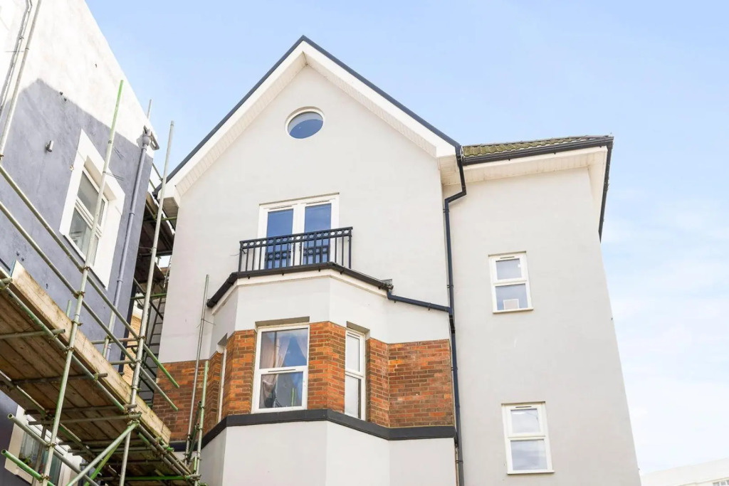 Large, newly renovated, three bedroom town centre duplex apartment with free parking, sleeps seven - Walking distance to beach