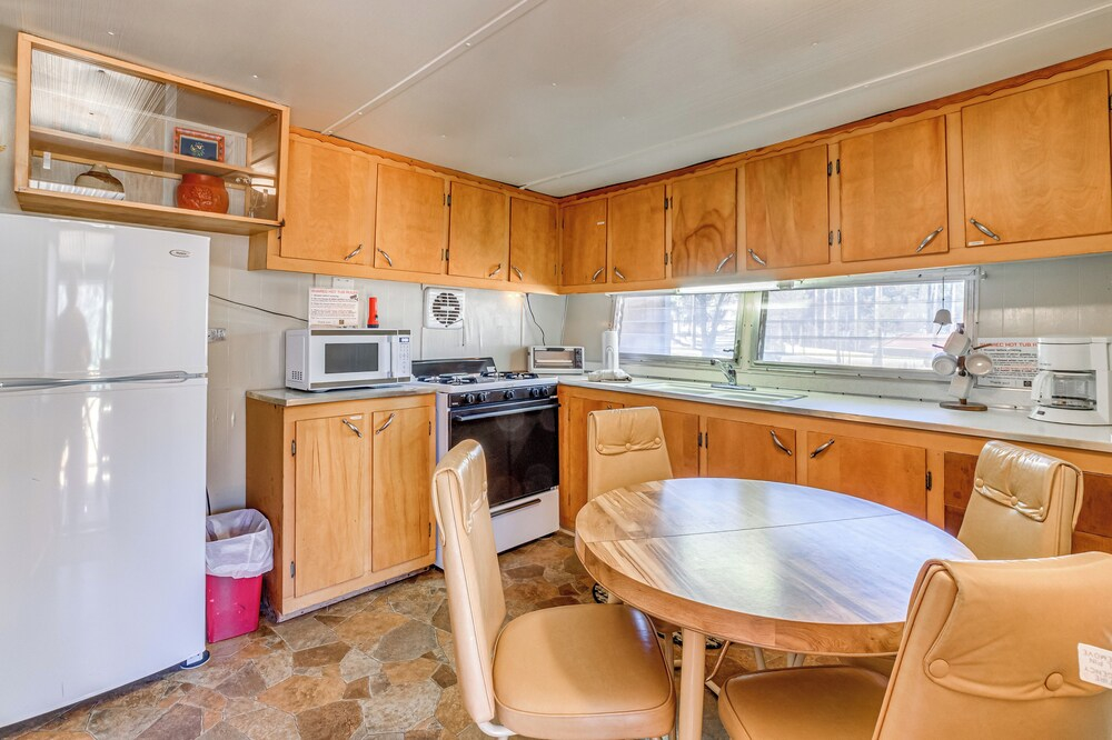 2 Mi to Midtown! All-season Base w/ Hot Tub Access