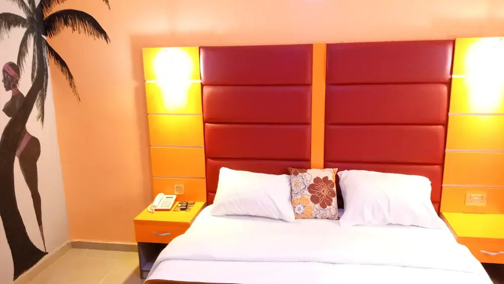 De-Bliss Gold Hotel & Suites