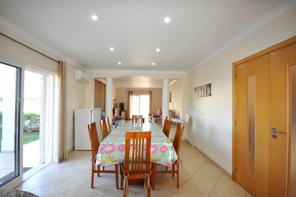 6 Bedrooms, Walking Distance to Amenities, Private Pool, Free AC and Wifi