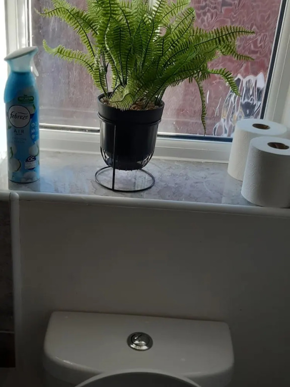 3 Bed House - Sleeps 4 - Parking - Wifi
