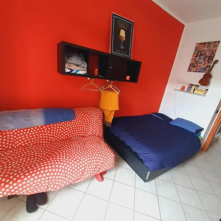 Cozy ROOM STANZA close city center in a family House Stanza in appartamento condiviso noi viviamo in casa STANZA in affitto