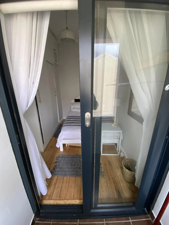 PRIVATE ROOM in Shared Apartment - Centrally Located in Green Point, Cape Town