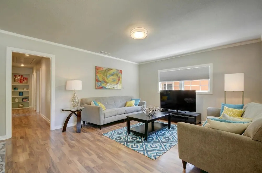 3BR 2BA Elegant Tarrytown House by RedAwning