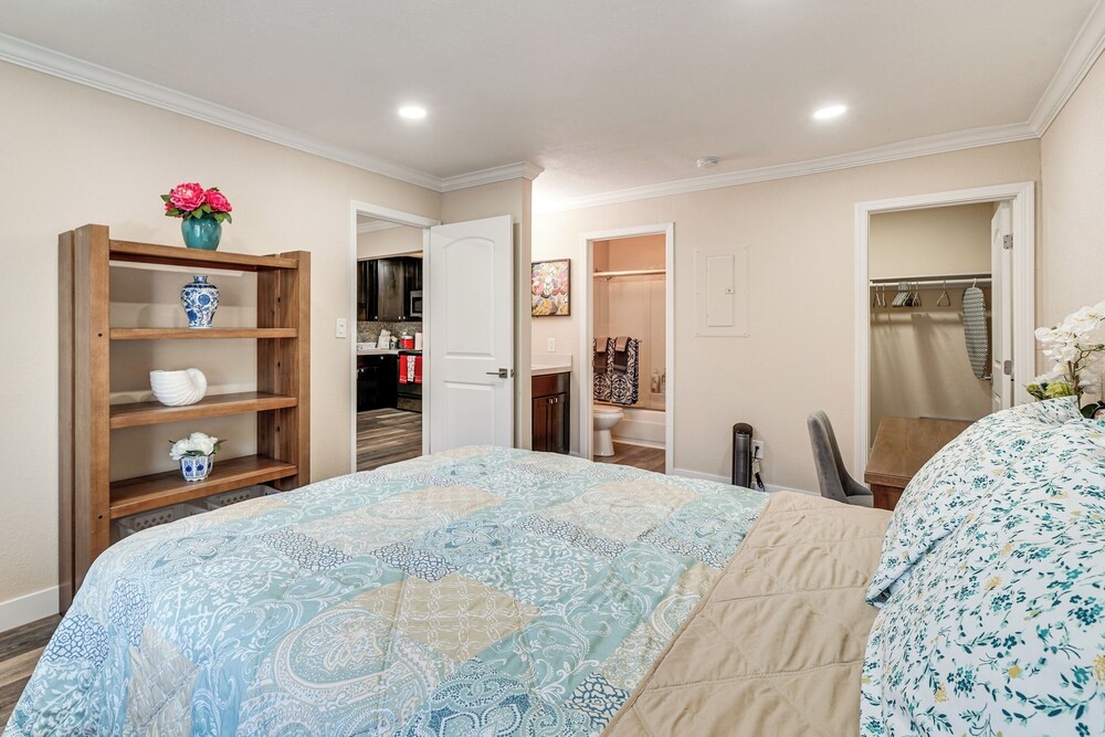 Shop, Hike & Sip Wine: Pleasanton Gem w/ Balcony!