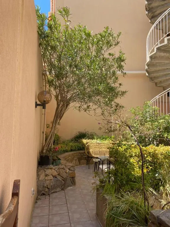 Studio spacieux avec patio en centre ville