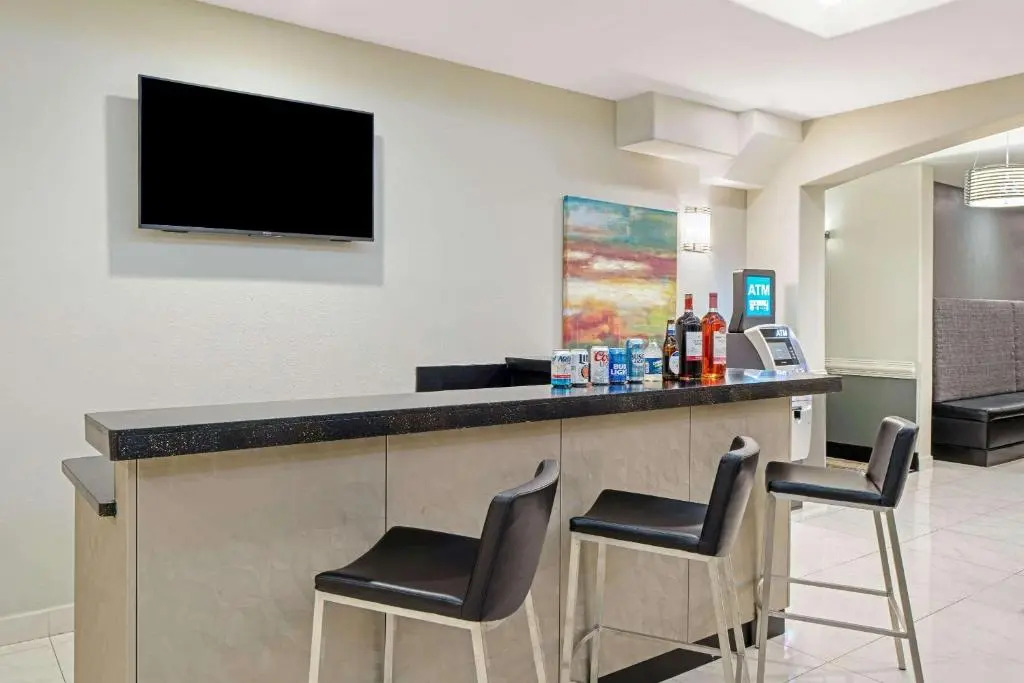 La Quinta Inn & Suites by Wyndham Mercedes Outlet Mall