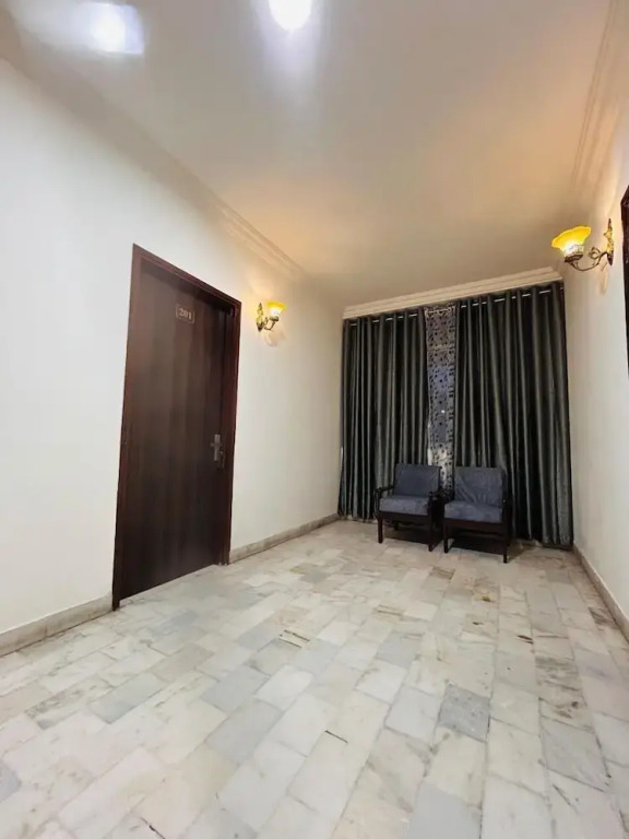 Hotel 7 Cr