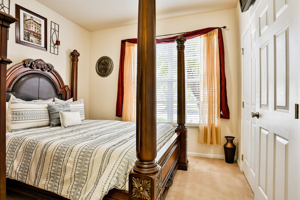 Delightful Lakefront Townhome With Pool, Volleyball, Fast Wifi & AC