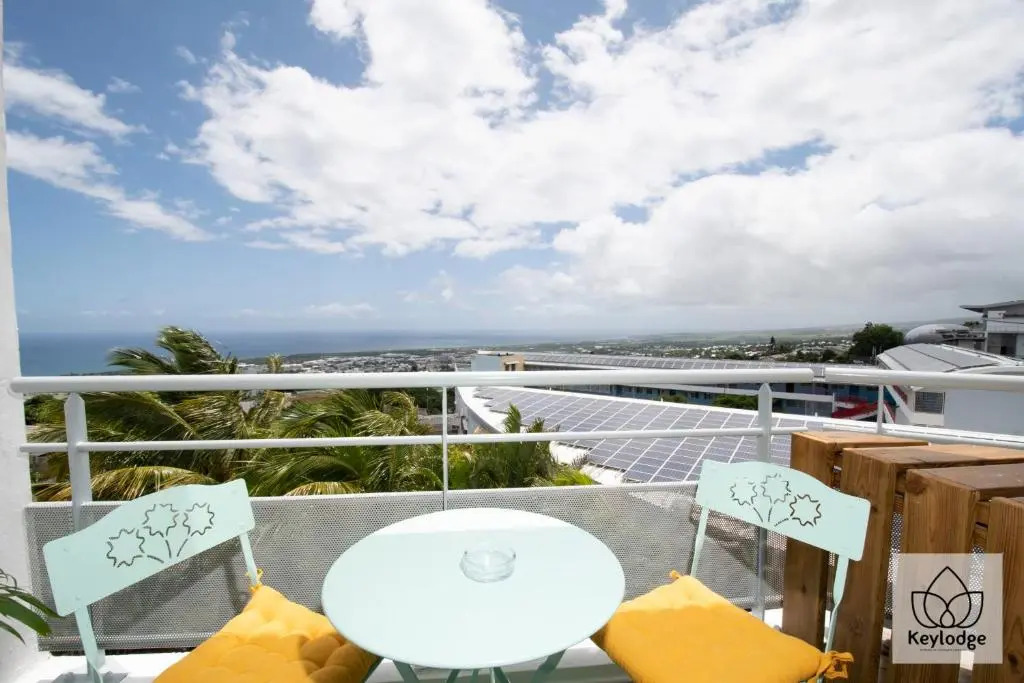 Le Vetiver 3 étoiles - 30m2 - Rénové avec vue mer - 10' de l'aéroport