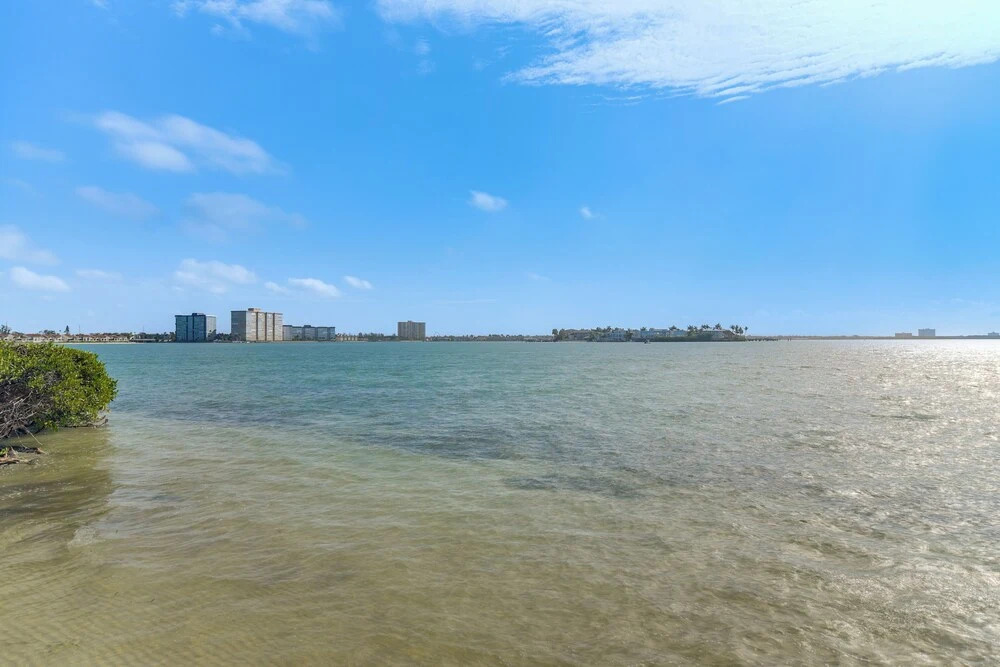 2 Mi to Beach! Bay-view Snowbird Haven in St Pete